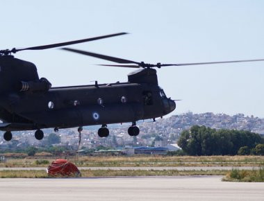 Ο εντυπωσιακός ελιγμός ενός Σινούκ κατά τη διάρκεια πυρκαγιάς στην Αττική (φωτό, βίντεο)